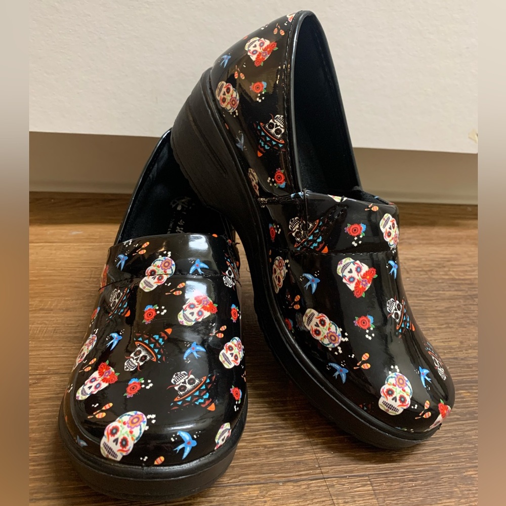 Easy Street Easy Works Laurie Day Of The Death Work Or Nurse Clogs Sugar Skulls - Picture 2 of 14